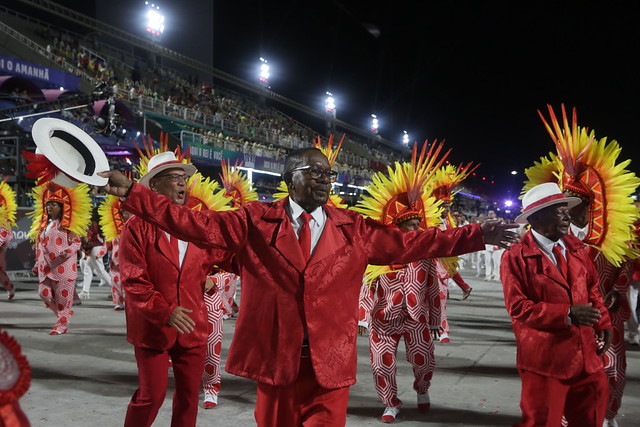 Foliões com fantasias coloridas no Carnaval carioca