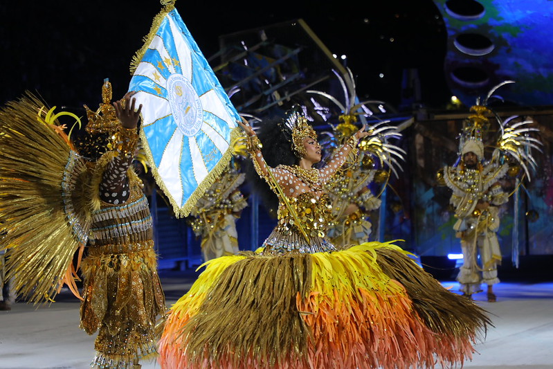 Multidão animada em bloco de Carnaval no Rio