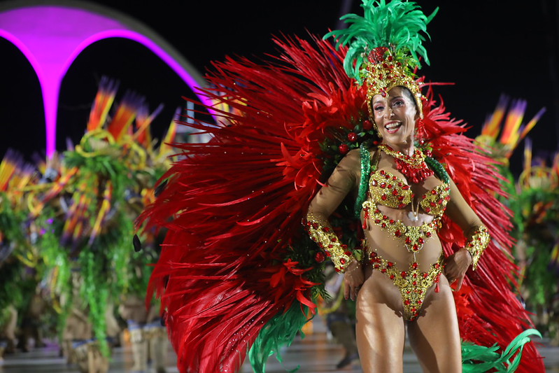 Escola de samba em desfile no Carnaval do Rio