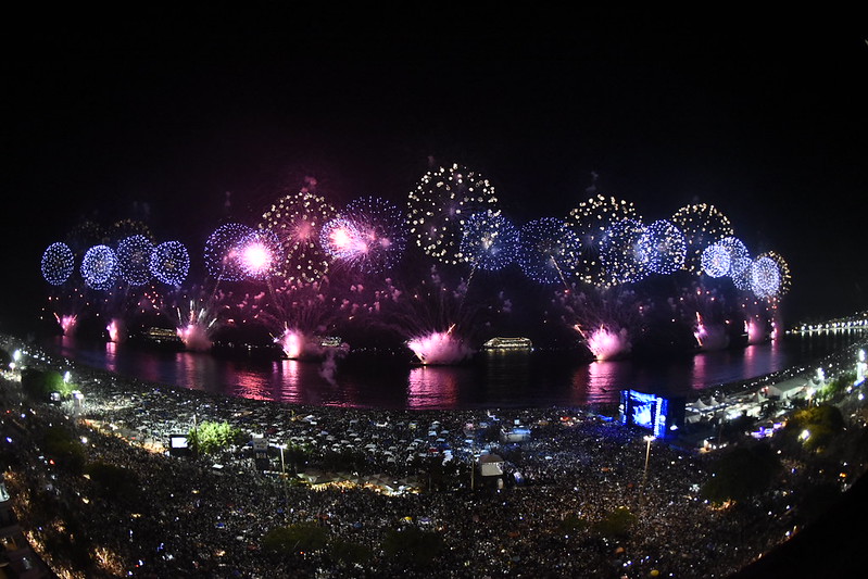 Espetáculo pirotécnico visto da orla de Copacabana