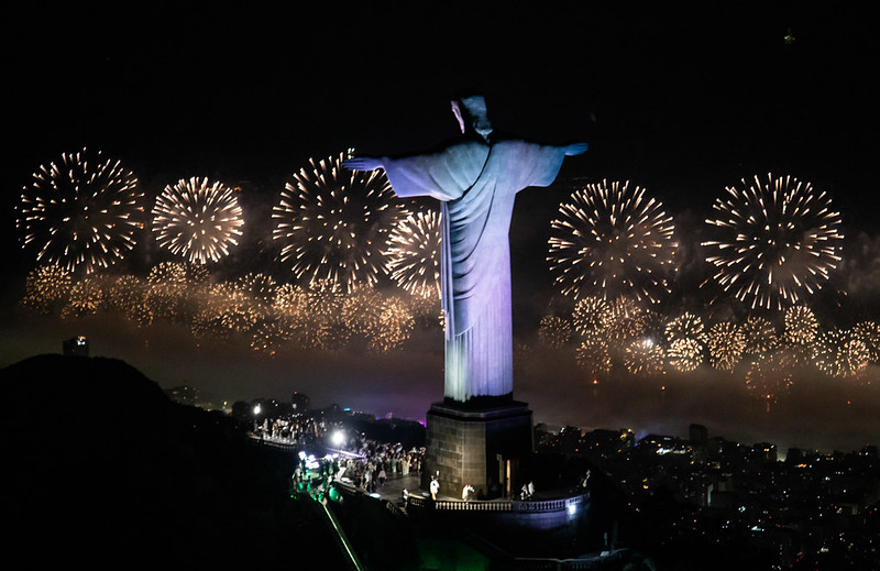 Fogos de artifício iluminando o céu de Copacabana na virada do ano